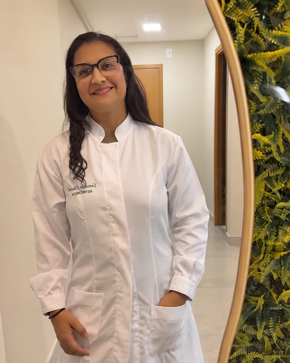 Luciane Libardi, nutricionista, de jaleco branco em seu consultório