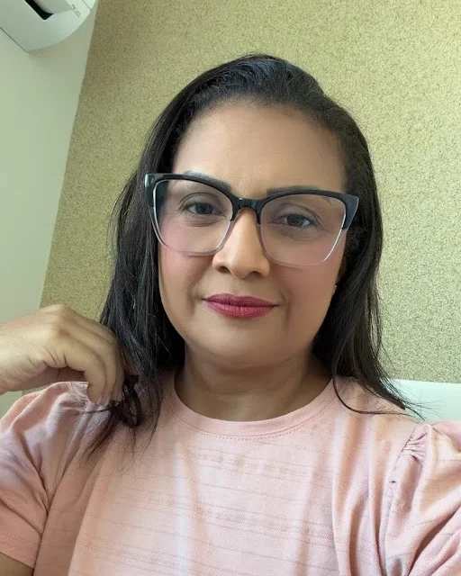 Luciane Libardi, nutricionista, sorrindo, de blusa rosa